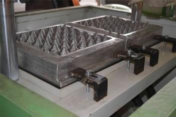 China Low Capacity 700pcs Egg Carton Making Machine Two Moulds With CE Certification for sale