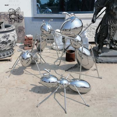China Escultura de hormigas gigantes de acero inoxidable Espejo de metal Diseño de dibujos animados de animales Arte moderno Decoración al aire libre Grande en venta