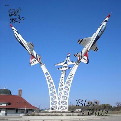 China Escultura de avión de acero inoxidable Estatua moderna de avión de metal grande Skyplaza al aire libre personalizada en venta