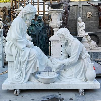 China Jesús lavando los pies de su discípulo Escultura de tamaño natural Jesús lavando los pies de mármol blanco Estatua religiosa en venta