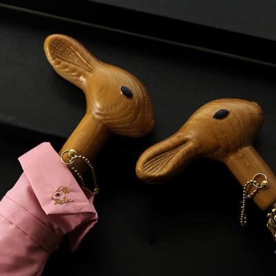 China Paraguas tallado paraguas de madera animal de la manija de las señoras de la cabeza del paraguas del alto grado del nogal negro del registro con la manija de madera en venta