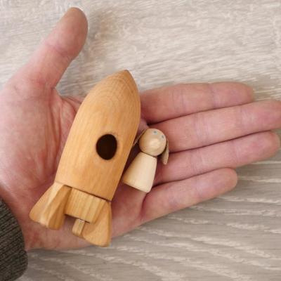 China Rocket Toy de madera multifuncional, actividad de madera Rocket With Astronaut Dog en venta