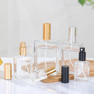 Cina Il profumo di vetro vuoto dello spruzzo del ODM imbottiglia 50ml 1 2 3Oz riutilizzabili in vendita