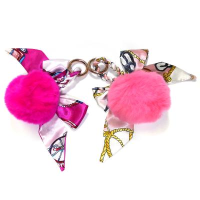 China Flaumiger hellrosa Pom Pom Fur Ball Keychain Scarves Zusatz Debossed-Logo-3.1inch zu verkaufen