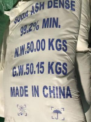 China Soda industrial Ash Light Na 2CO3 do carbonato de sódio da categoria para o vidro e o detergente à venda