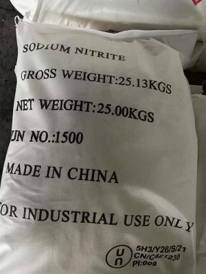 China Protetor branco da cor da pureza do nitrito de sódio 98,5% do pó NaNO2 para produtos de carne à venda