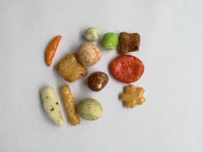 China Halal Certificate Coated Peanuts Mixed Salted Spicy Rice Crackers Colorful Snacks for sale