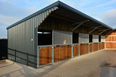China Prefabricated Steel Structure Steel Horse Stable Building for sale