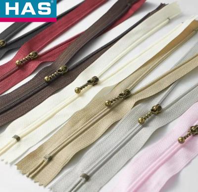 Cina 12-25cm Long Chain Nylon Zipper per giacca chiusa e denti di tenda funzionano senza intoppi in vendita