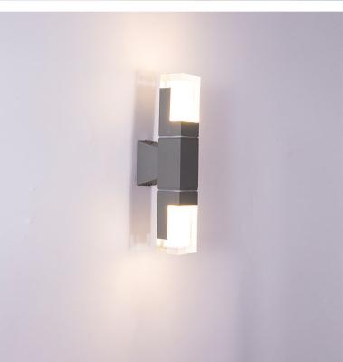 China Nordic waterproof surface wall lamp modern minimalist led building lamp outside garden wall light en venta