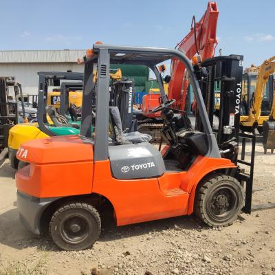 Chine FD30 3 tonnes de chariot élévateur Toyota diesel d'occasion avec 2001-4000 heures de travail et 3450 kg de poids à vendre