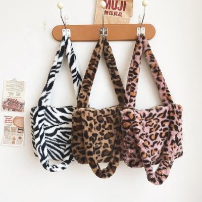 China Latest Hotsale Autumn Winter Faux Fur Furry Leopard Artificial Portable Animal Messenger Ladies Sling Tote Saddle Handbag Shoulder Bag for sale