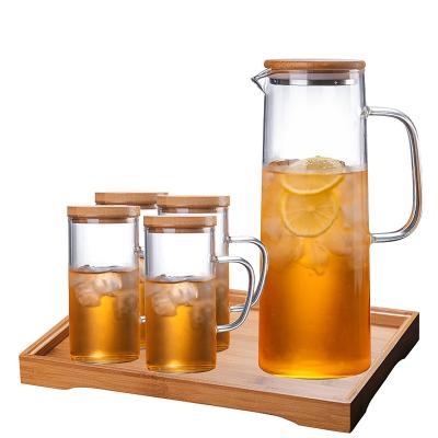 China Round high heat resistant borosilicate glass water jug with lid, glass water jug for water preparation. for sale