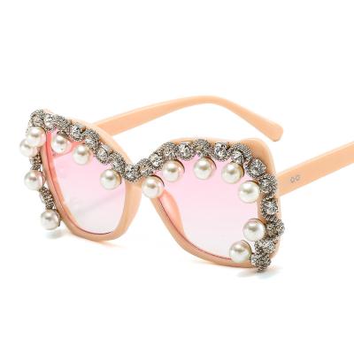 China Hot Selling Fashionable Cat Eye Sunglasses Charming Sunglasses Women Brand Diamond Luxury Sunglasses With Pearl for sale