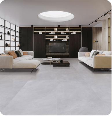 中国 滑らない軽灰色屋外床 耐久型タイル 600x1200mm リビングルームのための柔らかいガラスのポルセランタイル 販売のため