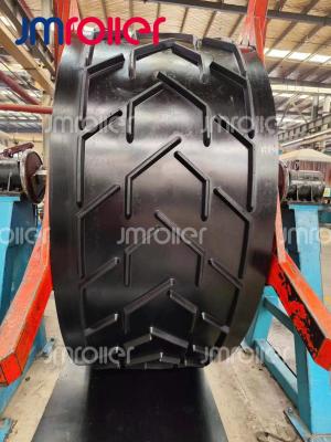 Chine La bande transporteuse à motif Chevron offre des performances antidérapantes et une durabilité supérieures pour une manipulation efficace des matériaux industriels à vendre