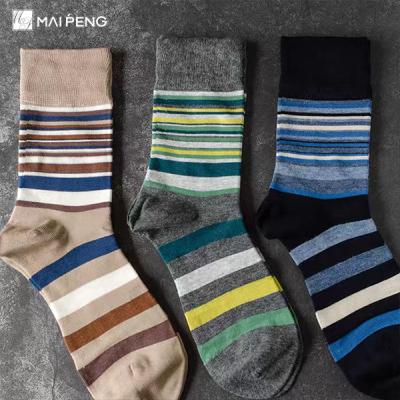 China Meerdere kleuren gestreepte bemanning gekamd katoenen sokken trendy en tijdloze mannen sokken Te koop