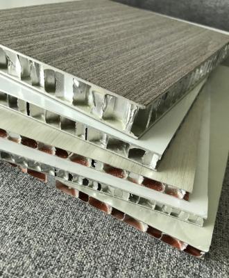 Cina Il grano di legno di U del deflettore del soffitto di alluminio decorativo del pannello ricoperto ha sospeso i deflettori acustici del soffitto in vendita