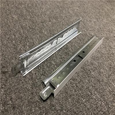 China El acero galvanizado suspendió el corredor del techo T de los accesorios 24x32 del techo en venta