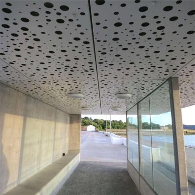 China Hoja de aluminio perforada de encargo perforada del panel 0.4mm-3m m PVDF del metal del borde cuadrado en venta
