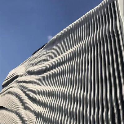 China cortina de aluminio del revestimiento de la pared de las fachadas del edificio del metal del bafle de la onda de 6000m m en venta