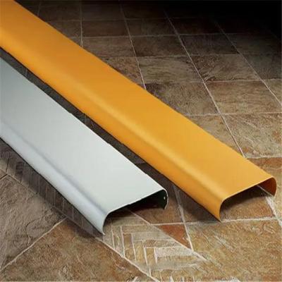 Cina Striscia lineare a U per soffitto Striscia in alluminio Larghezza 85 mm Pannello a strisce color argento in vendita
