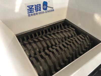 Chine doubles lame et couteaux en plastique matériels de machine de défibreur de l'axe 55SiCr et H13 à vendre