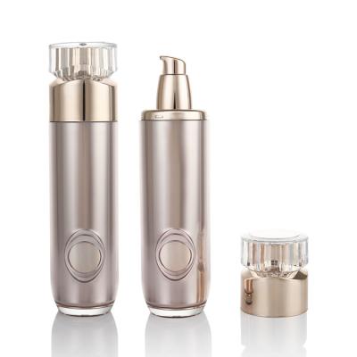 Cina Bottiglia senz'aria cosmetica acrilica 50ml 100ml della pompa dell'oro rotondo in vendita