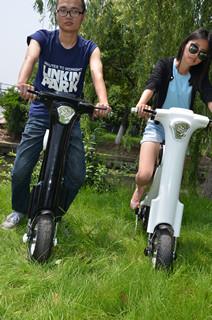 China 250w White Lcd Display Foldable Electric Scooter For Young Man for sale