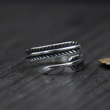 China New Design Retro Cool 925 Thai Silver Color CLASSIC No Allergic Thai Silver Feathers Arrow Men Ring for sale