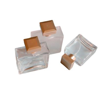 China Os cosméticos de primeira qualidade delicados da garrafa de perfume da garrafa 25ML50ML de vidro pulverizam a fragrância portátil do curso da garrafa à venda