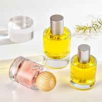 Chine Les cosmétiques transparents de Subpackage de parfum de cylindre de baïonnette de la bouteille en verre 30ml 50ml de parfum pulvérisent la bouteille avec la couverture en bois à vendre