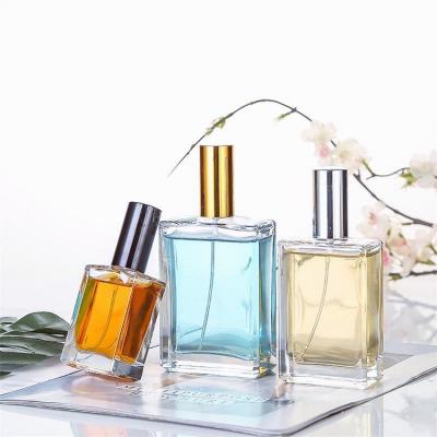 Cina materiale di vetro di lusso del profumo di 10ml 15ml dell'olio della bottiglia quadrata piana dello spruzzo in vendita