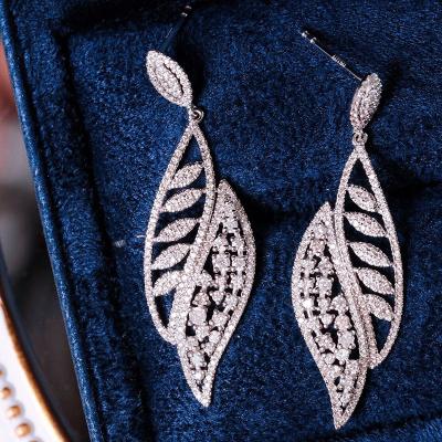 China FASHIONABLE Luxury Fine Irregular Design Peacock Design Atmosphere Jewelry Shining 1.38 Carat Diamond 18k Gold Diamond Stud Earrings For Party for sale