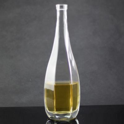 China Botellas de embalaje de aceite de oliva de cuello de vidrio con diseño poligonal y cierre de tapa de corcho en venta