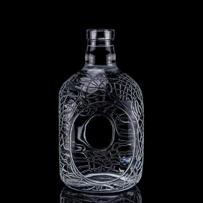 Chine Bouteille en verre ronde sculptée 700 ml 750 ml Vodka Bouteille en verre Bouteille de vin avec type d'étanchéité en liège à vendre