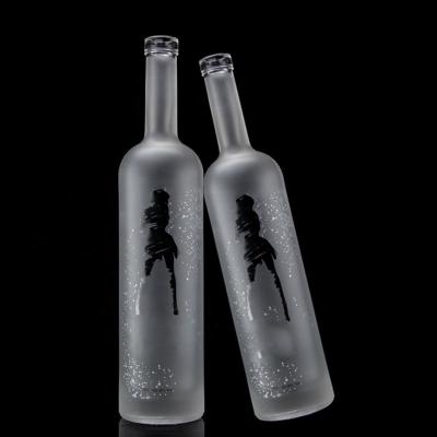 Chine Bouteille de vodka en verre 750 ml 500 ml à imprimer à la décoloration avec conception glacée et matériau de base à vendre