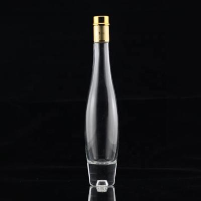 China 750 ml de garrafa de álcool de vidro transparente de base pesada com tampa de metal dourado a granel à venda