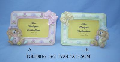 China Cute Painted Polyresin Photo Frame With Bear And Butterfly Designs For Family for sale