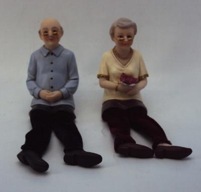 China Polystone Grandparents Figurine Grandpa And Grandmother Statue With Cloth Leg for sale