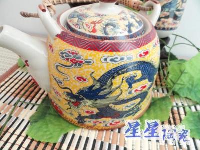 Cina Insiemi di tè cinesi della porcellana di progettazione del drago, teiera ceramica decorativa con Infuser in vendita