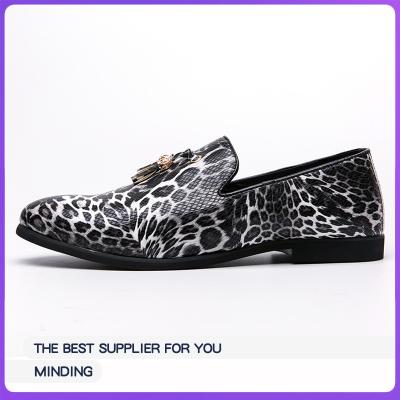 China Round Plus Size Men's Daily Luxury Leopard Shoes Stylish Dot Printing Point Toe Leather Shoes Handmade Loafers for sale