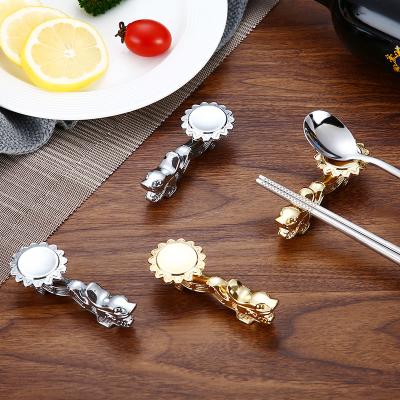 China Viable Wholesale Custom Cheap Kitchen Utensils Metal Alloy Black Restaurant Chopsticks Rest Rack for sale