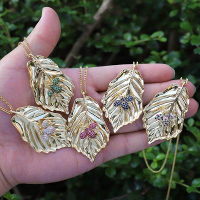 China 2021 New FASHIONABLE Style Leaf Shape Copper Pendant Findings Set with Glass for Necklace Making for sale