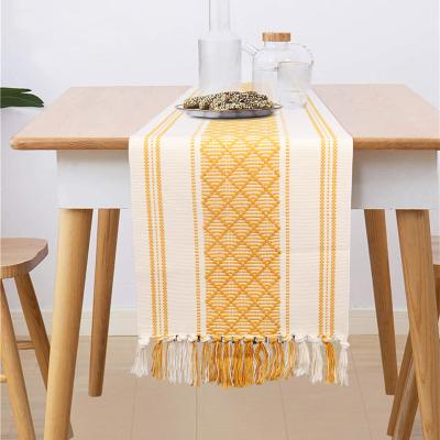 China Handmade Cygnus Home Decor Dining Chinese Style Natural Yarn Set Dyed Table Classsic Tassel Handmade Runner and Place Mat for sale