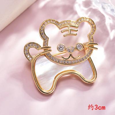 China 2022 fashion creative rhinestone inlaid small alloy pearl flower shape flower brooch factory animal brooch fashion geometric cool women brooch for sale