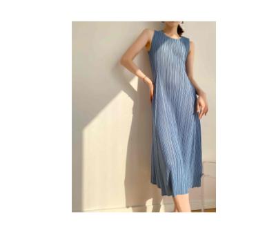 China New Fan Temperament Breathable Pleated Sleeveless Dipping Light And Mature Round Neck Slit Vest Dress for sale