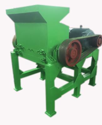 China Rubber Block Tyre Crushing Machine 900 R/M Speed With Steel Knife for sale