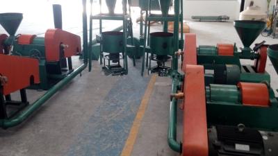 China Waste Tire Rubber Granulating Machine / Rubber Granulate Energy Efficiency for sale