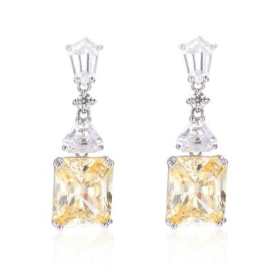 Chine Boucles d'oreilles jaunes CZ en or blanc plaqué 925 cube Boucles d'oreilles en zirconie à vendre